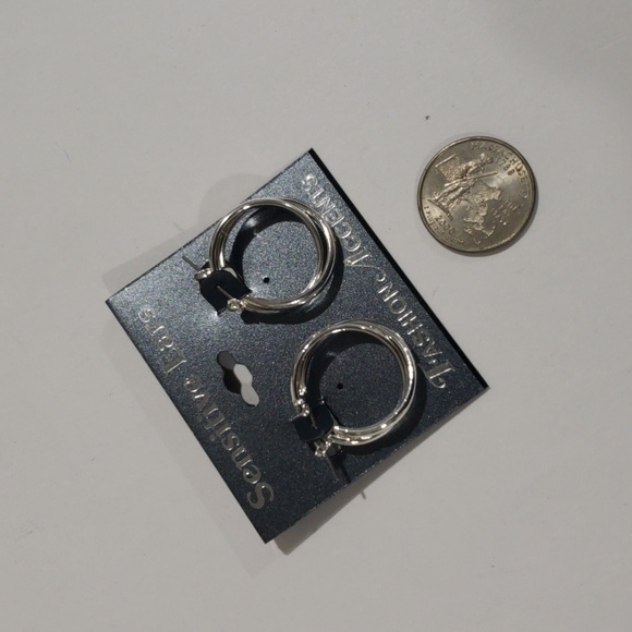 Elegant Silver-tone Double Interlocking Hoop Earrings - Women's Fashion Jewelry - Picture 4 of 7